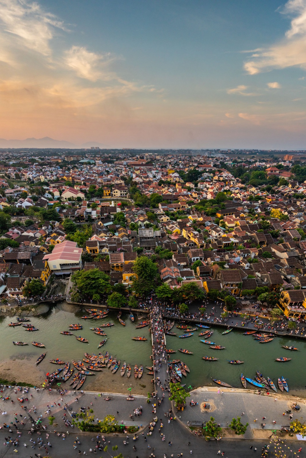 Los tejados y el río de Hội An al atardecer